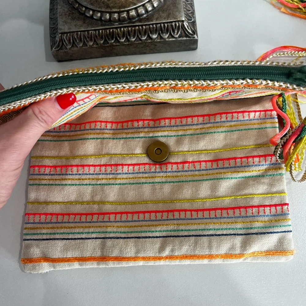 Starmela Embroidered Floral Clutch - Picture 4 of 7